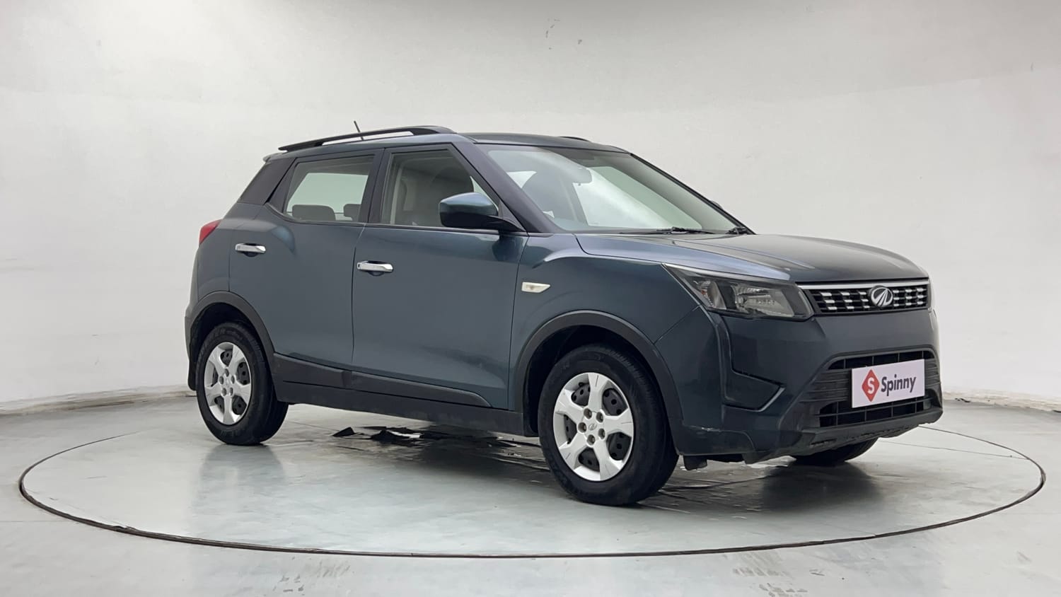 Used 2020 Mahindra XUV 300 1.2 W6 Petrol Manual exterior RIGHT FRONT CORNER VIEW