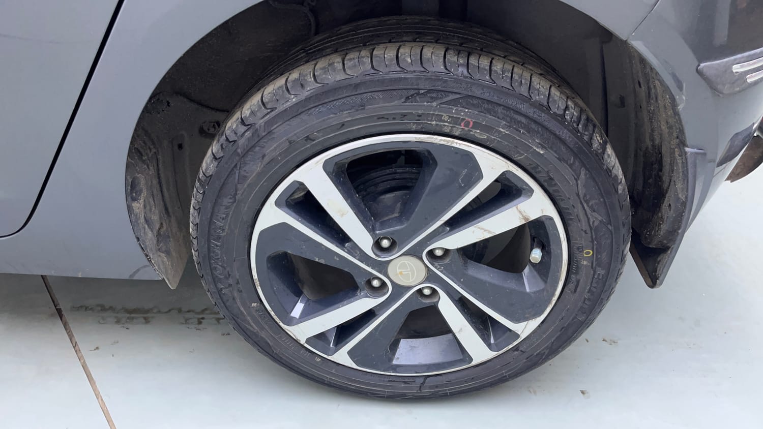 Used 2024 Tata Altroz XZ Plus (S) iCNG Cng Manual tyres LEFT REAR TYRE RIM VIEW