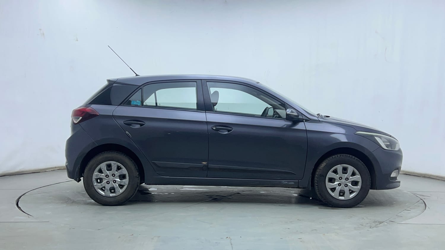 Used 2016 Hyundai Elite i20 Sportz 1.4 CRDI Diesel Manual exterior RIGHT SIDE VIEW