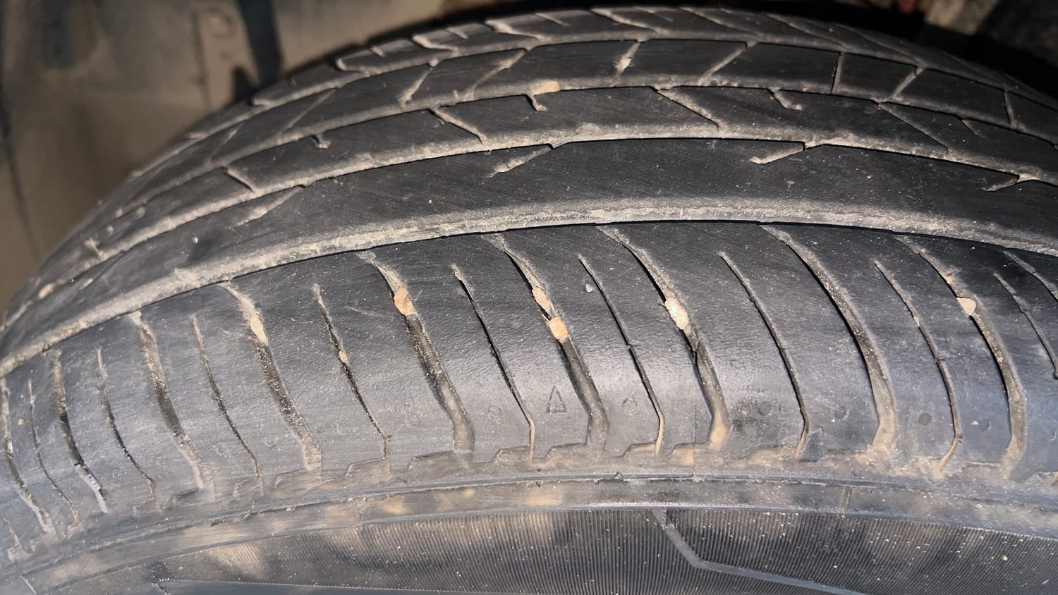 Used 2024 Nissan Magnite XV Petrol Manual tyres LEFT FRONT TYRE TREAD VIEW