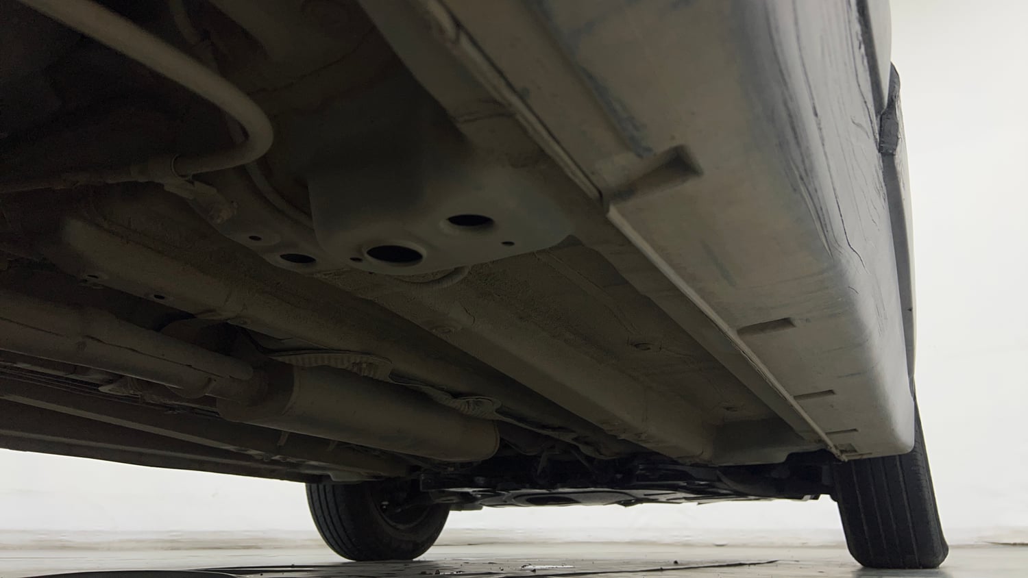 Used 2020 Mahindra XUV 300 1.2 W6 Petrol Manual extra REAR RIGHT UNDERBODY VIEW