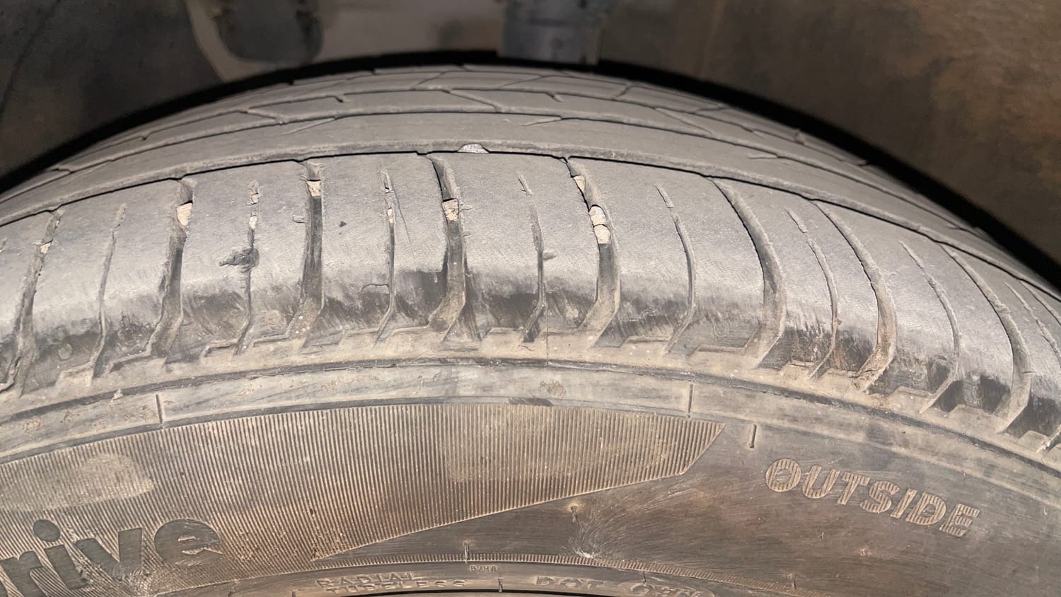 Used 2024 Hyundai i20 Sportz (O) 1.2 IVT Petrol Automatic tyres LEFT FRONT TYRE TREAD VIEW
