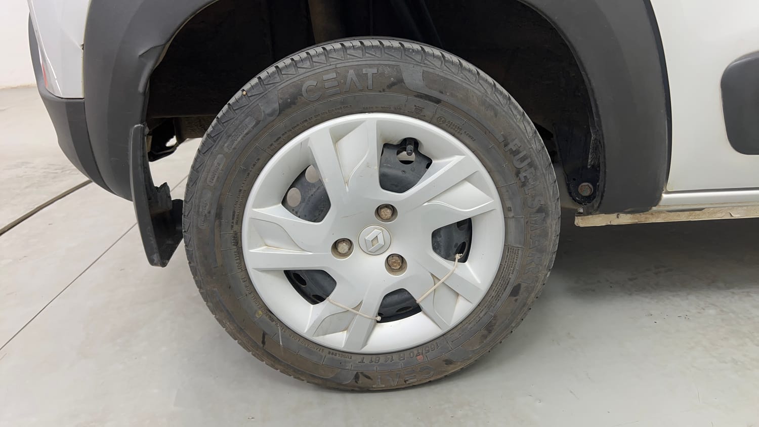 Used 2023 Renault Kwid RXT 1.0 Petrol Manual tyres RIGHT REAR TYRE RIM VIEW