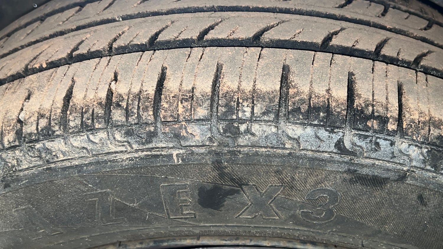 Used 2013 Maruti Suzuki Ertiga Vxi Petrol Manual tyres RIGHT REAR TYRE TREAD VIEW