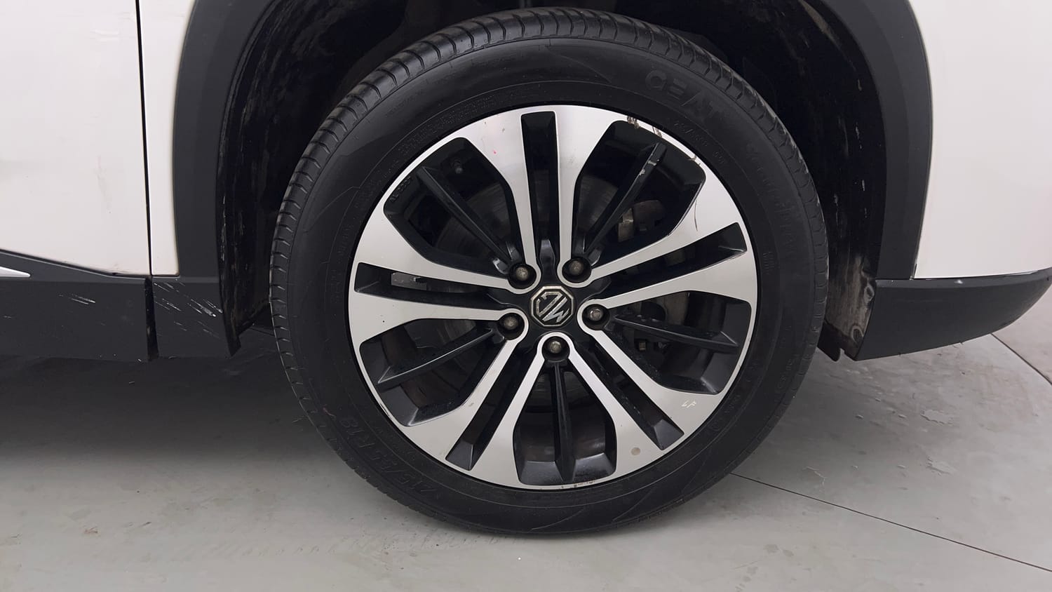 Used 2023 MG Motors Hector Plus Sharp 2.0 Diesel Turbo MT 6-STR Diesel Manual tyres RIGHT FRONT TYRE RIM VIEW