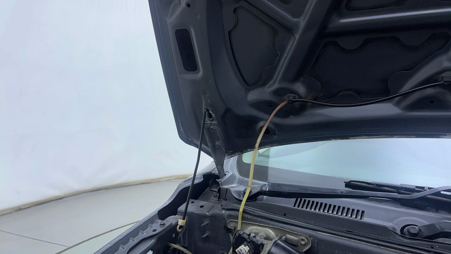 Used 2015 Maruti Suzuki Alto K10 VXi Petrol Manual engine ENGINE RIGHT SIDE HINGE & APRON VIEW