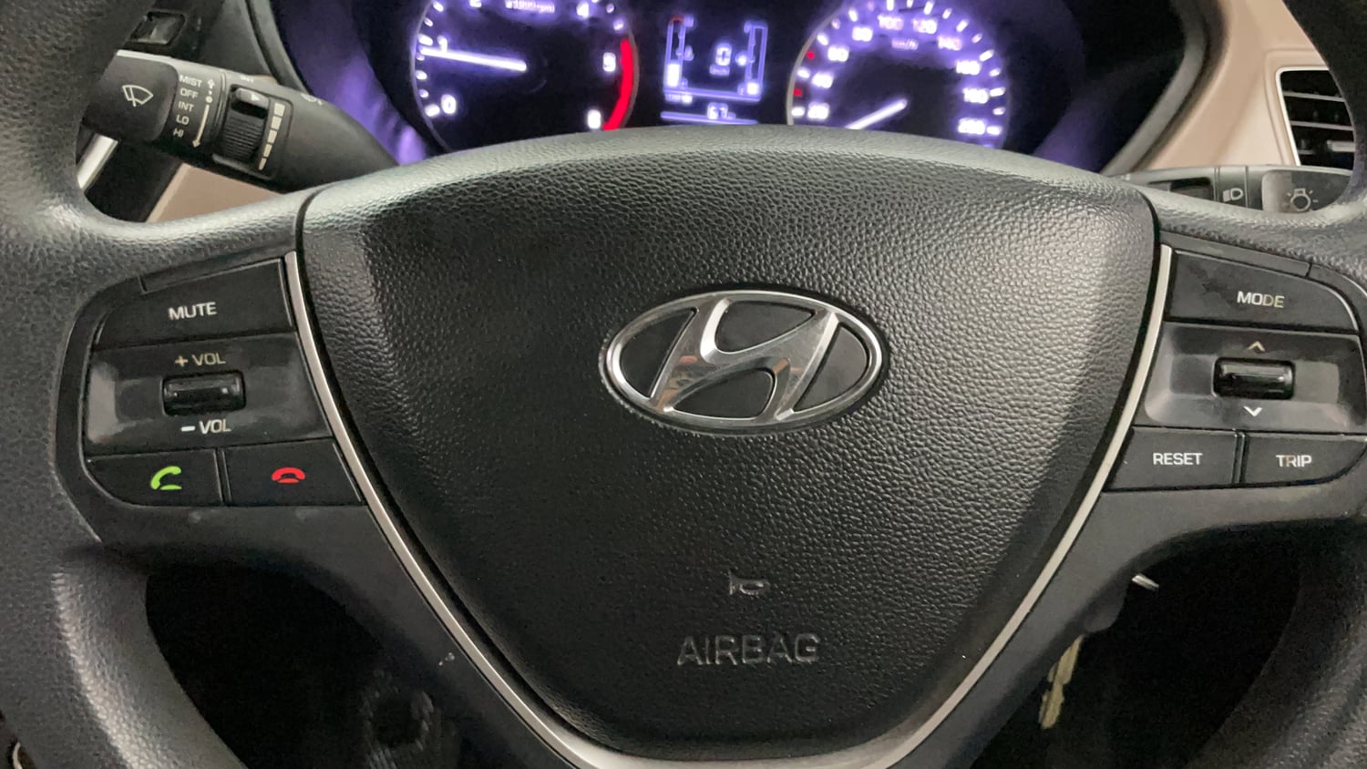 Used 2017 Hyundai Elite i20 Sportz 1.4 CRDI Diesel Manual top_features Steering mounted controls