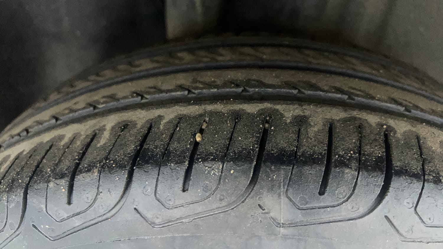 Used 2014 Ford Figo Duratorq Diesel ZXI 1.4 Diesel Manual tyres RIGHT REAR TYRE TREAD VIEW