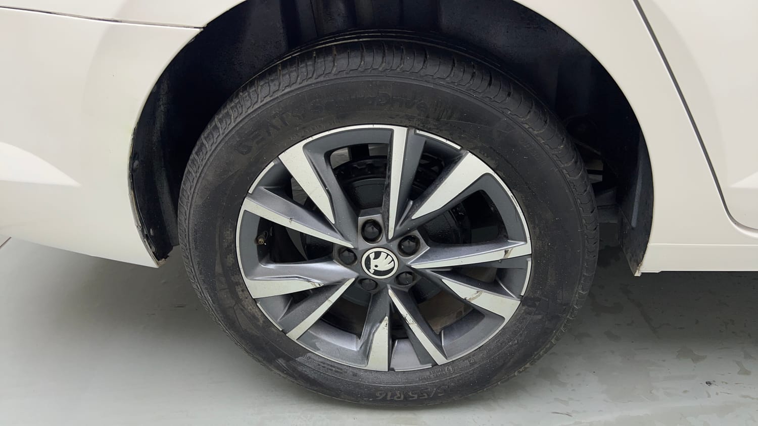 Used 2022 Skoda Slavia Style 1.0L TSI AT Petrol Automatic tyres RIGHT REAR TYRE RIM VIEW