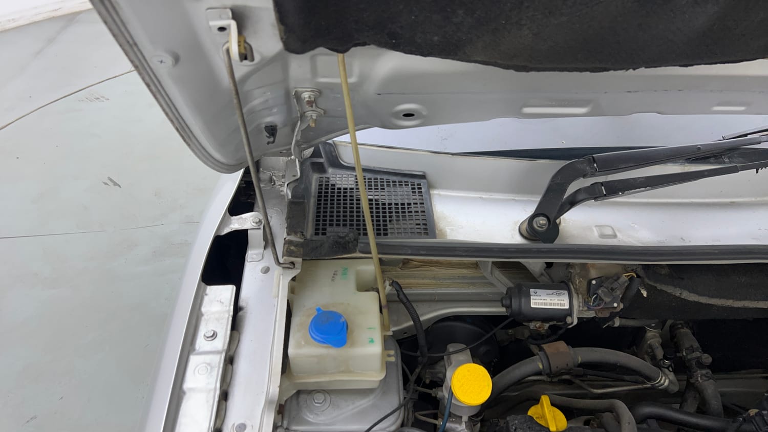 Used 2018 Renault Kwid RXE Petrol Manual engine ENGINE RIGHT SIDE HINGE & APRON VIEW