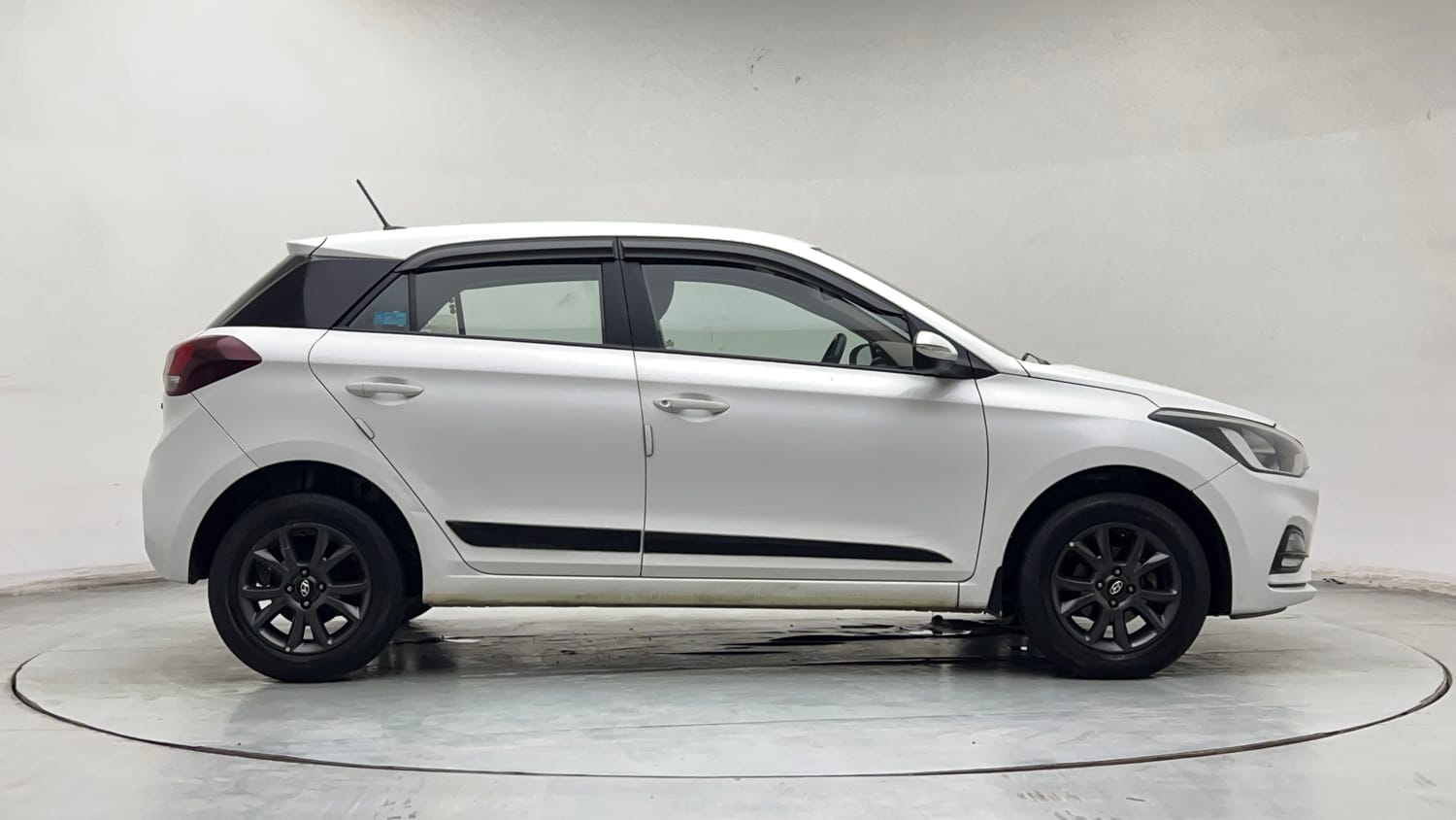 Used 2020 Hyundai Elite i20 Sportz Plus 1.2 Petrol Manual exterior RIGHT SIDE VIEW