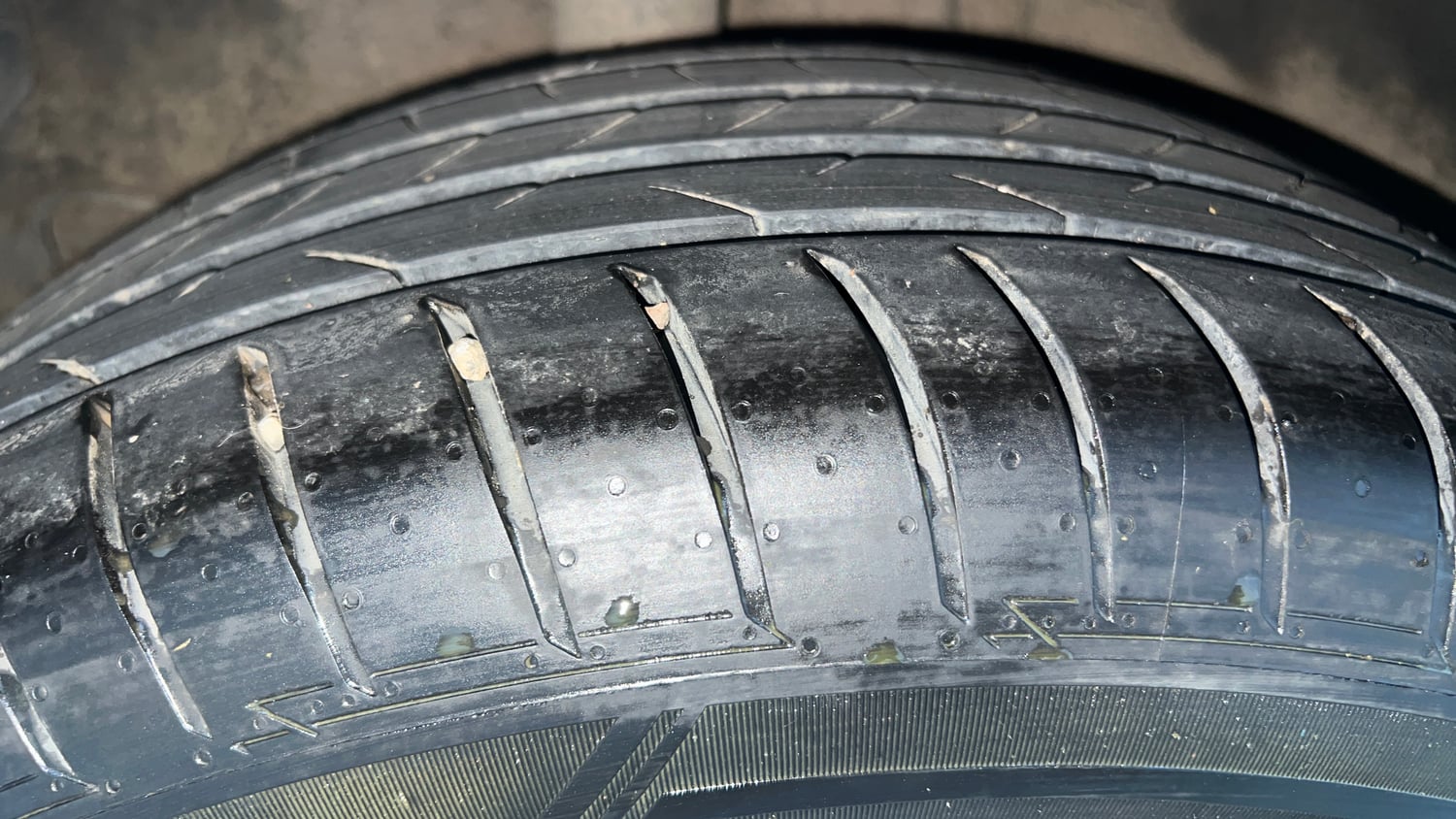 Used 2020 Kia Sonet GTX Plus 1.0 DCT Petrol Automatic tyres RIGHT REAR TYRE TREAD VIEW