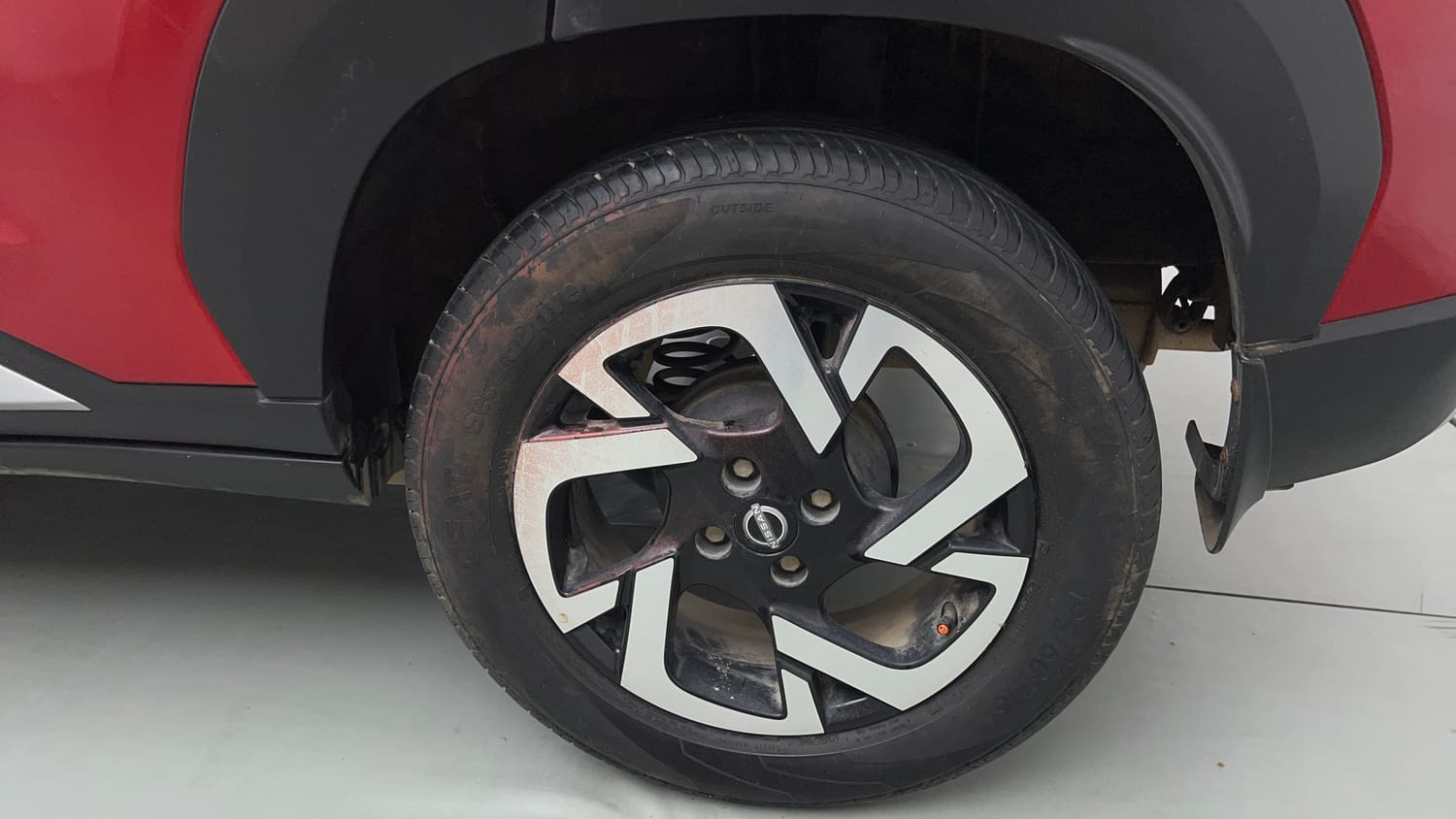 Used 2024 Nissan Magnite XV Petrol Manual tyres LEFT REAR TYRE RIM VIEW