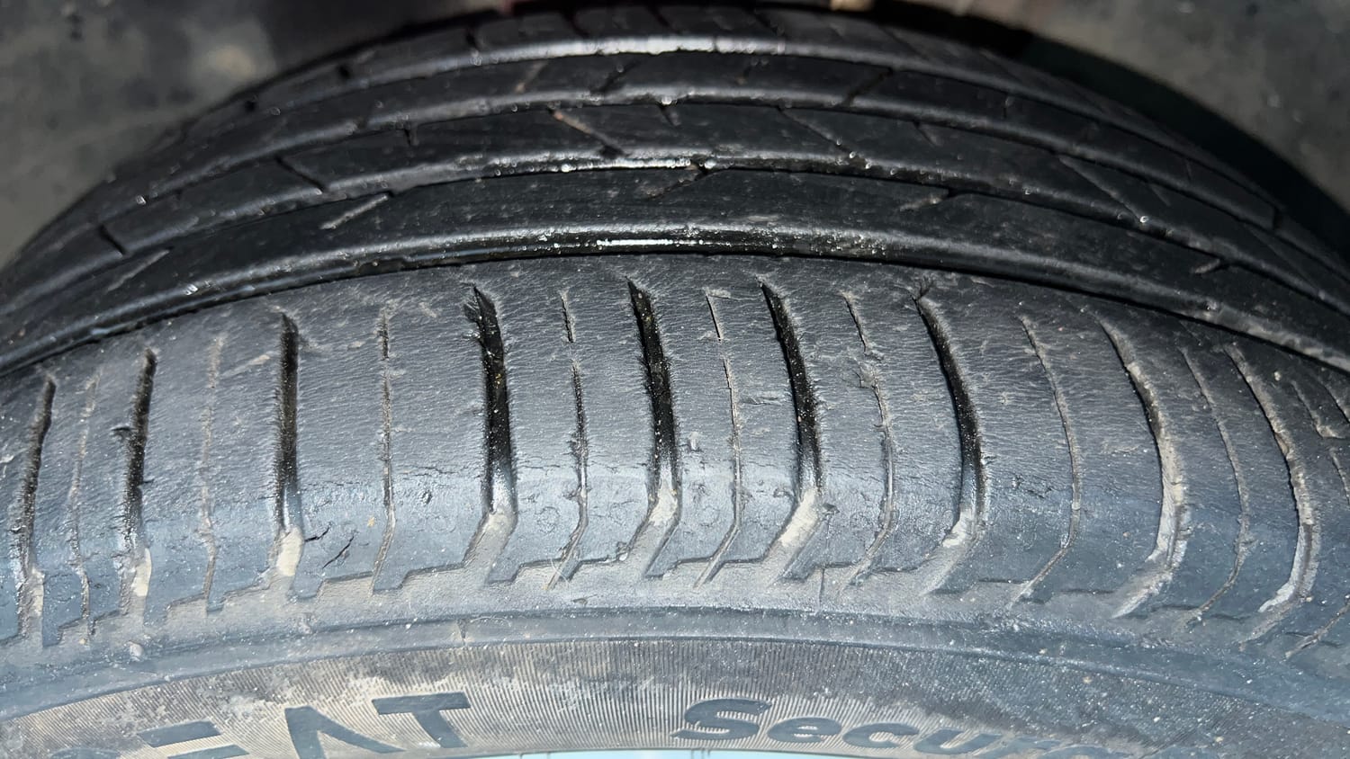 Used 2023 Volkswagen Virtus Topline 1.0 TSI MT Petrol Manual tyres LEFT FRONT TYRE TREAD VIEW