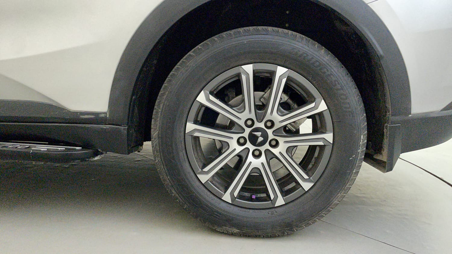 Used 2025 Mahindra XUV700 AX7 Luxury Pack Petrol AT 7 STR Petrol Automatic tyres LEFT REAR TYRE RIM VIEW