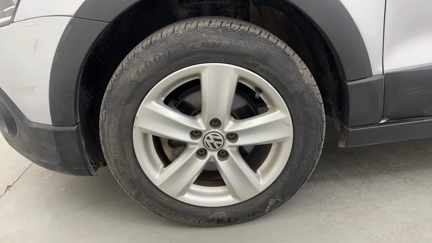 Used 2015 Volkswagen Polo Highline1.2L (P) Petrol Manual tyres LEFT FRONT TYRE RIM VIEW