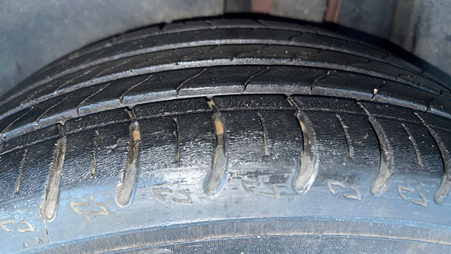 Used 2023 Volkswagen Taigun Topline 1.0 TSI AT Petrol Automatic tyres LEFT REAR TYRE TREAD VIEW