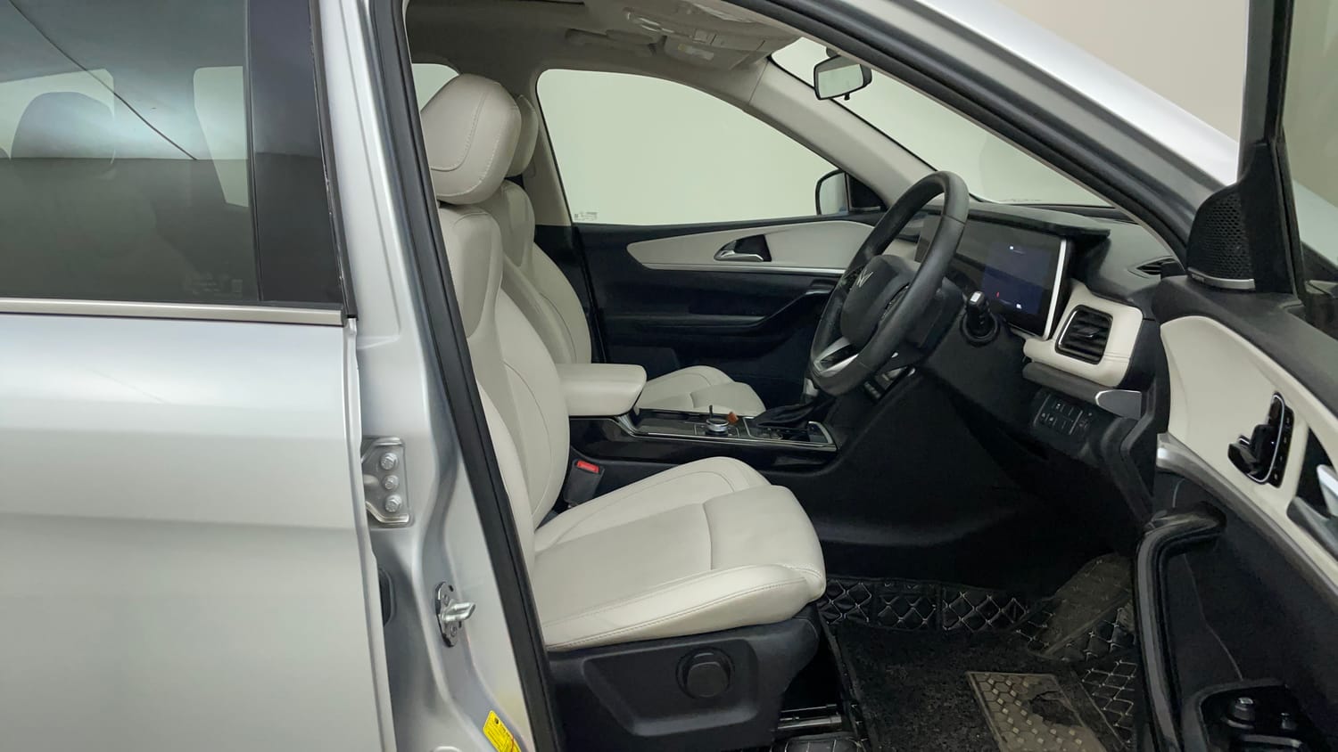 Used 2025 Mahindra XUV700 AX7 Luxury Pack Petrol AT 7 STR Petrol Automatic interior RIGHT SIDE FRONT DOOR CABIN VIEW