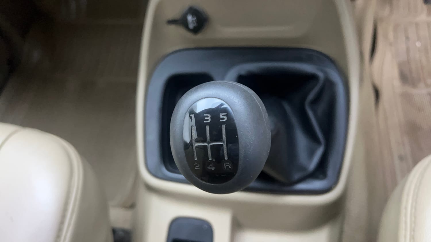 Used 2016 Mahindra TUV300 T4 Plus Diesel Manual interior GEAR  KNOB VIEW