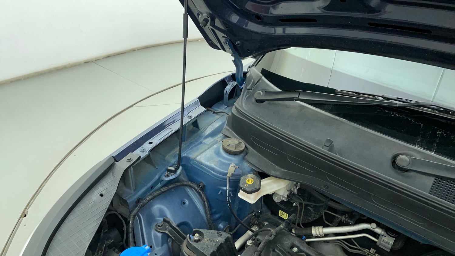 Used 2021 Hyundai Venue S Plus 1.2 Petrol Petrol Manual engine ENGINE RIGHT SIDE HINGE & APRON VIEW