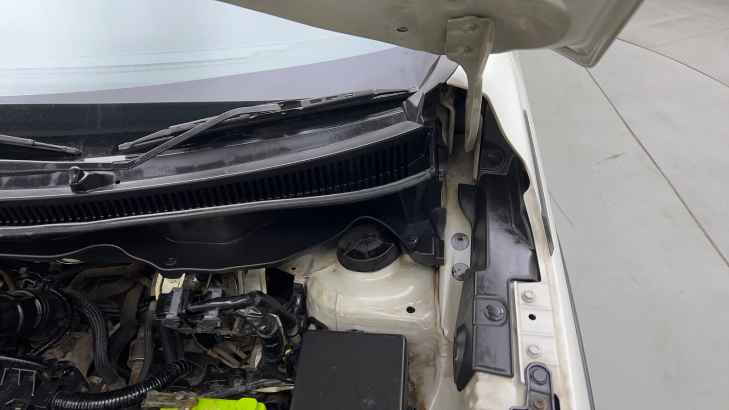 Used 2023 Maruti Suzuki XL6 Zeta MT CNG Cng Manual engine ENGINE LEFT SIDE HINGE & APRON VIEW