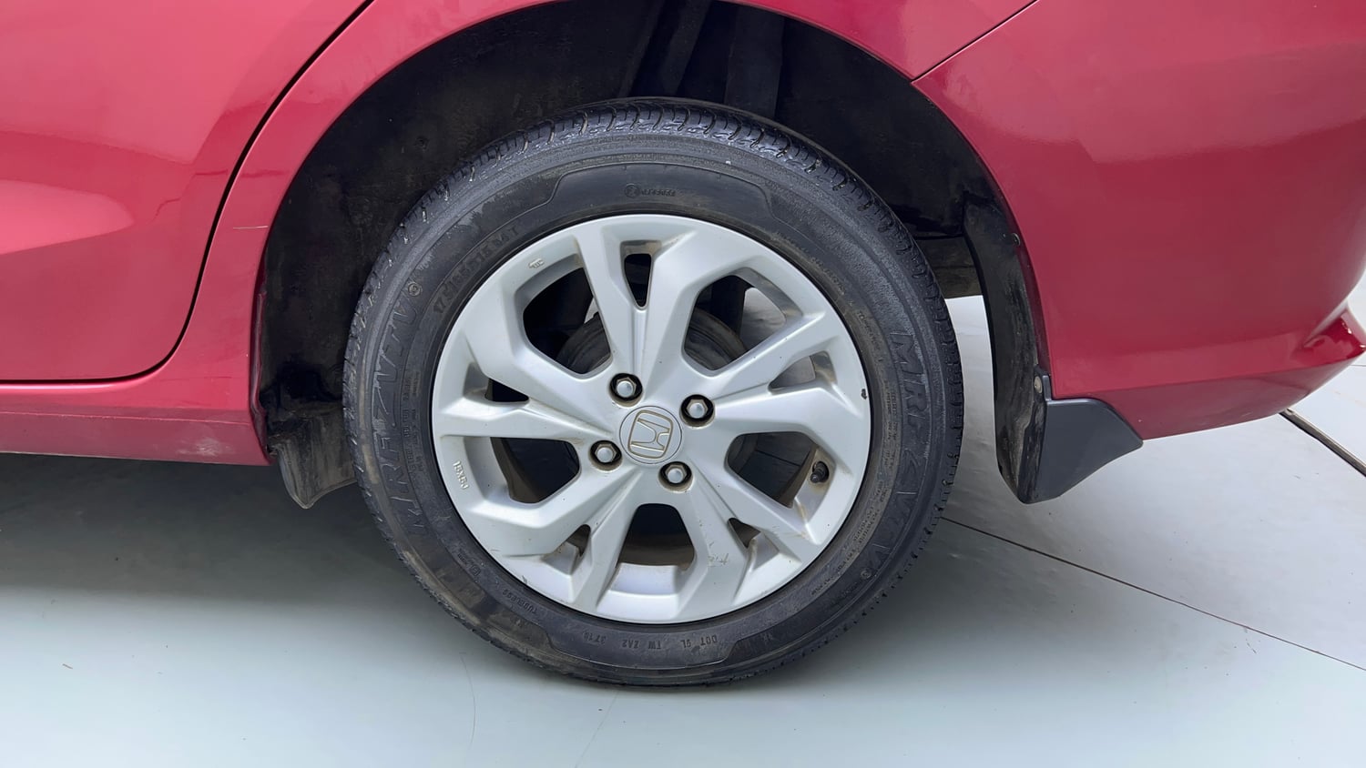 Used 2019 Honda Amaze 1.2 V CVT Petrol Petrol Automatic tyres LEFT REAR TYRE RIM VIEW