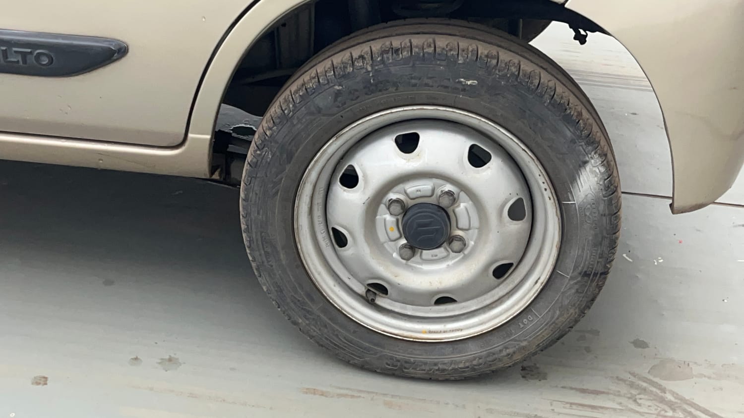 Used 2013 Maruti Suzuki Alto K10 LXi Petrol Manual tyres LEFT REAR TYRE RIM VIEW