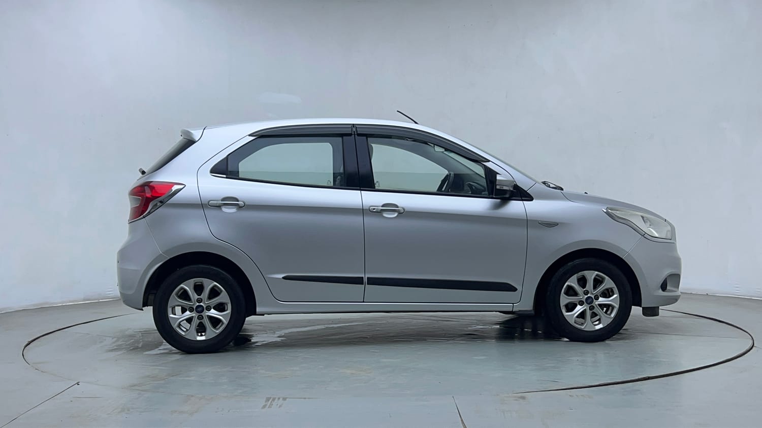 Used 2016 Ford Figo Titanium 1.2 Ti-VCT Petrol Manual exterior RIGHT SIDE VIEW