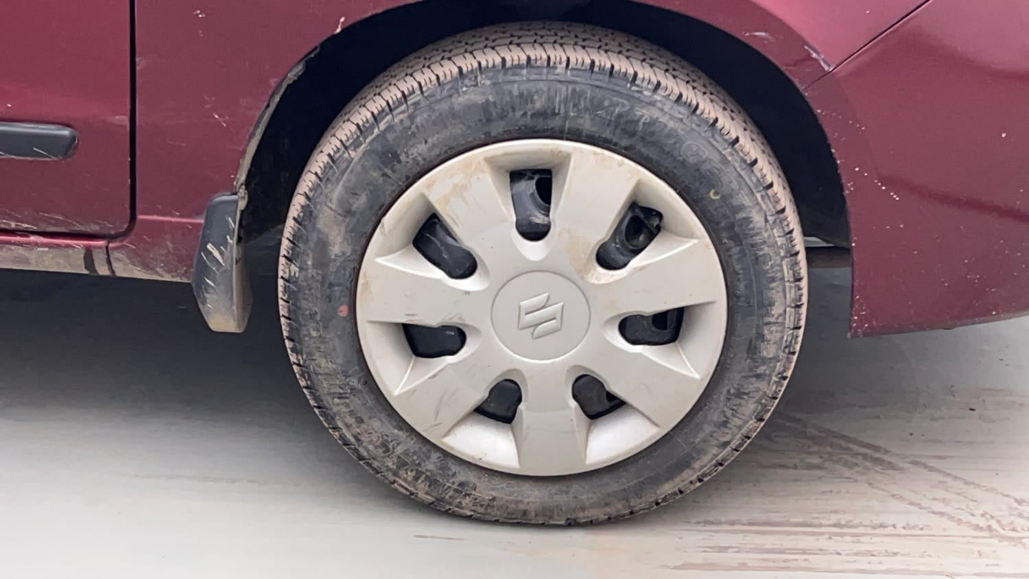 Used 2014 Maruti Suzuki Alto K10 VXi Petrol Manual tyres RIGHT FRONT TYRE RIM VIEW