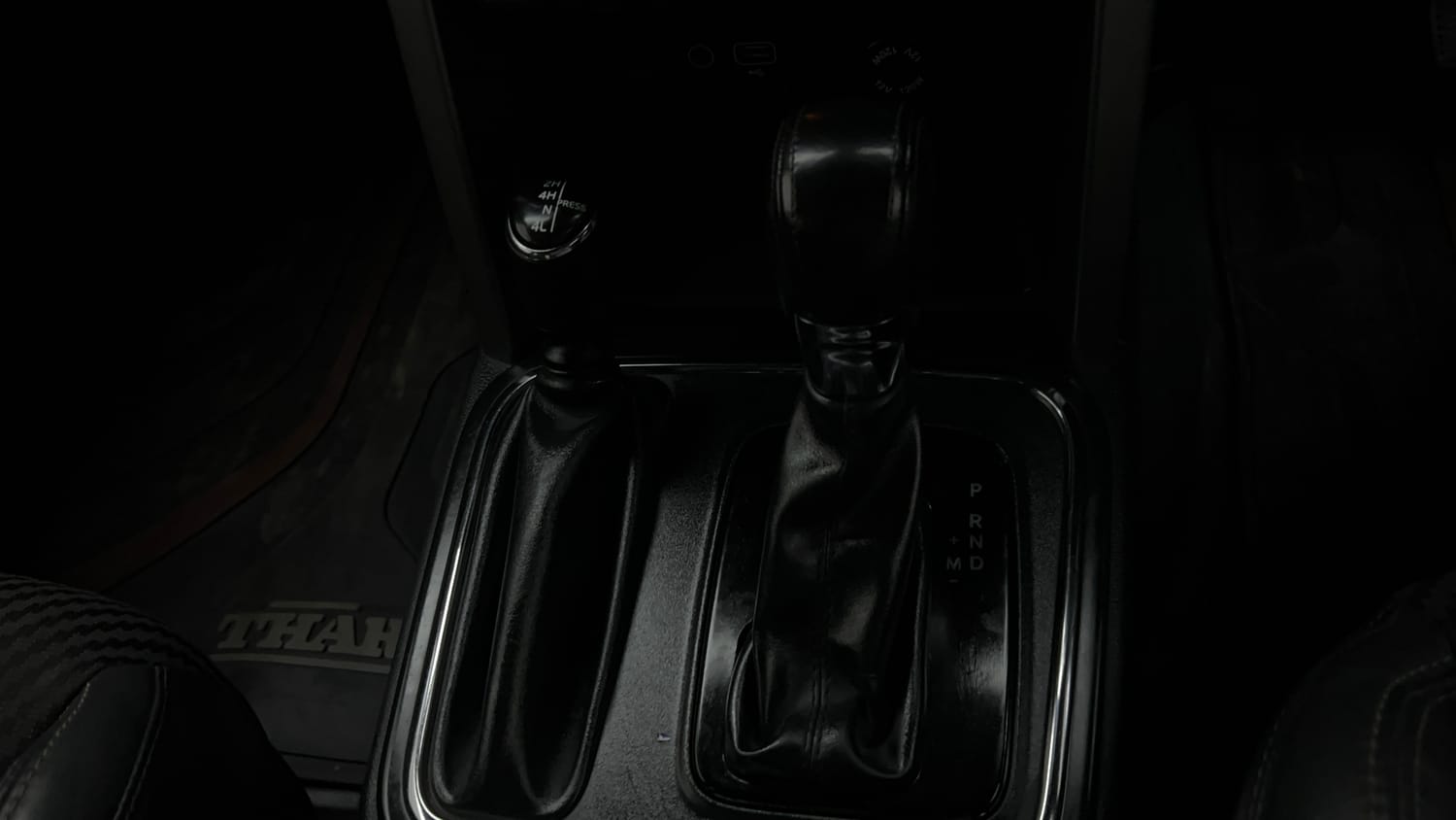 Used 2022 mahindra Thar LX Hard Top Petrol AT 4WD Petrol Automatic interior GEAR  KNOB VIEW
