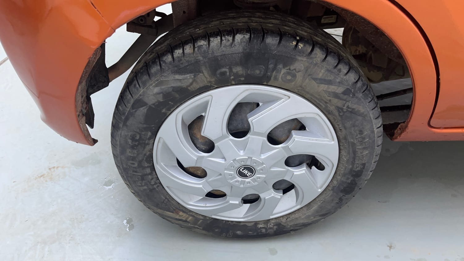 Used 2015 Maruti Suzuki Alto K10 VXi AMT Petrol Automatic tyres RIGHT REAR TYRE RIM VIEW
