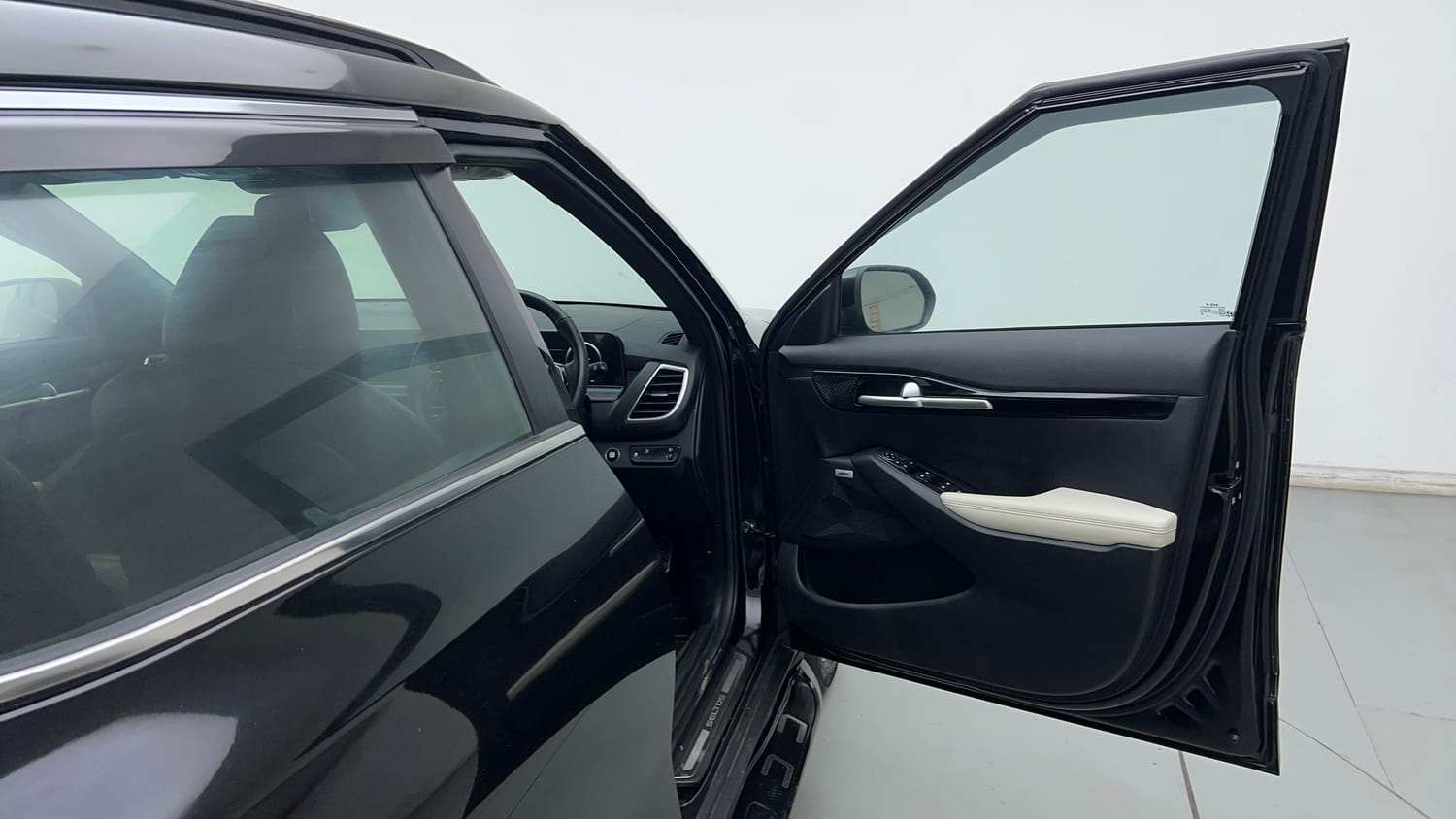 Used 2025 Kia Seltos GTX Plus 1.5 Turbo Petrol DCT Petrol Automatic interior RIGHT FRONT DOOR OPEN VIEW