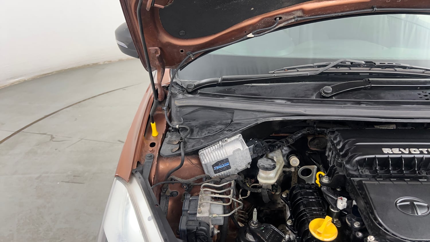 Used 2018 Tata Tigor Revotron XT Petrol + CNG (Outside Fitted) Cng Manual engine ENGINE RIGHT SIDE HINGE & APRON VIEW