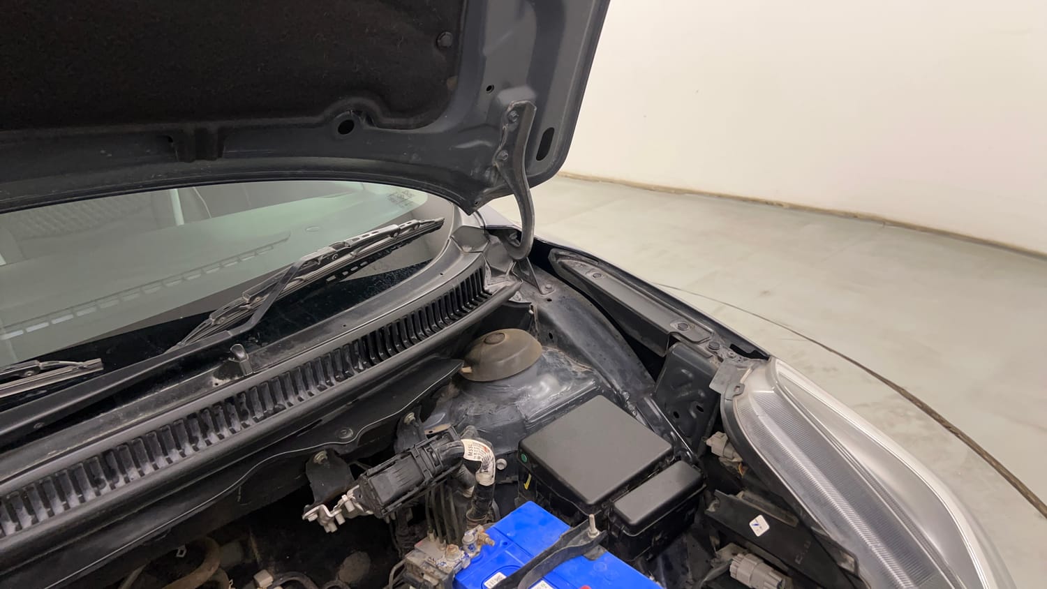 Used 2019 Toyota Glanza V Petrol Manual engine ENGINE LEFT SIDE HINGE & APRON VIEW