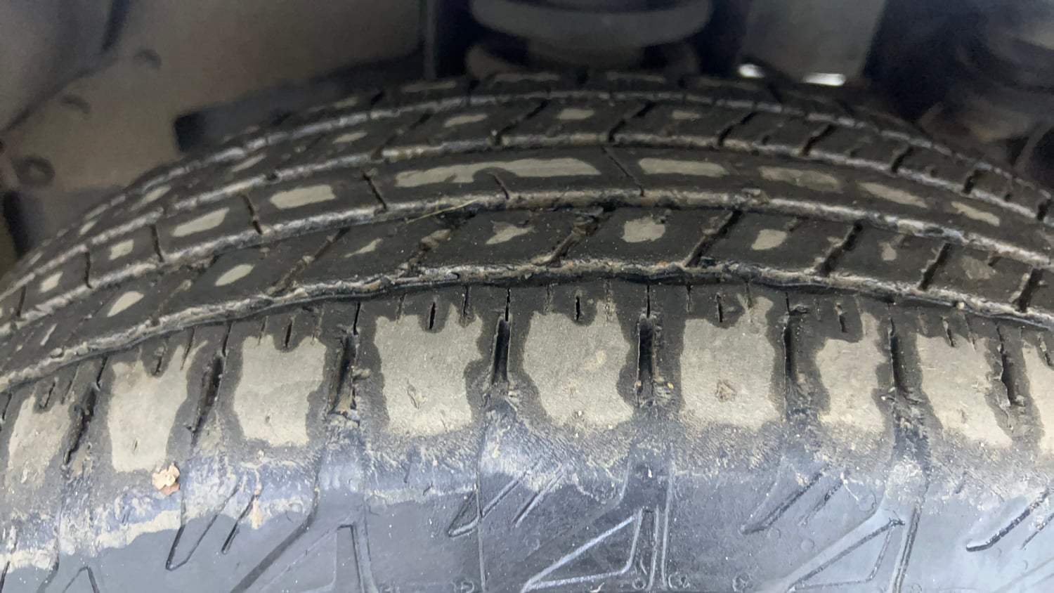 Used 2016 Mahindra TUV300 T4 Plus Diesel Manual tyres RIGHT FRONT TYRE TREAD VIEW