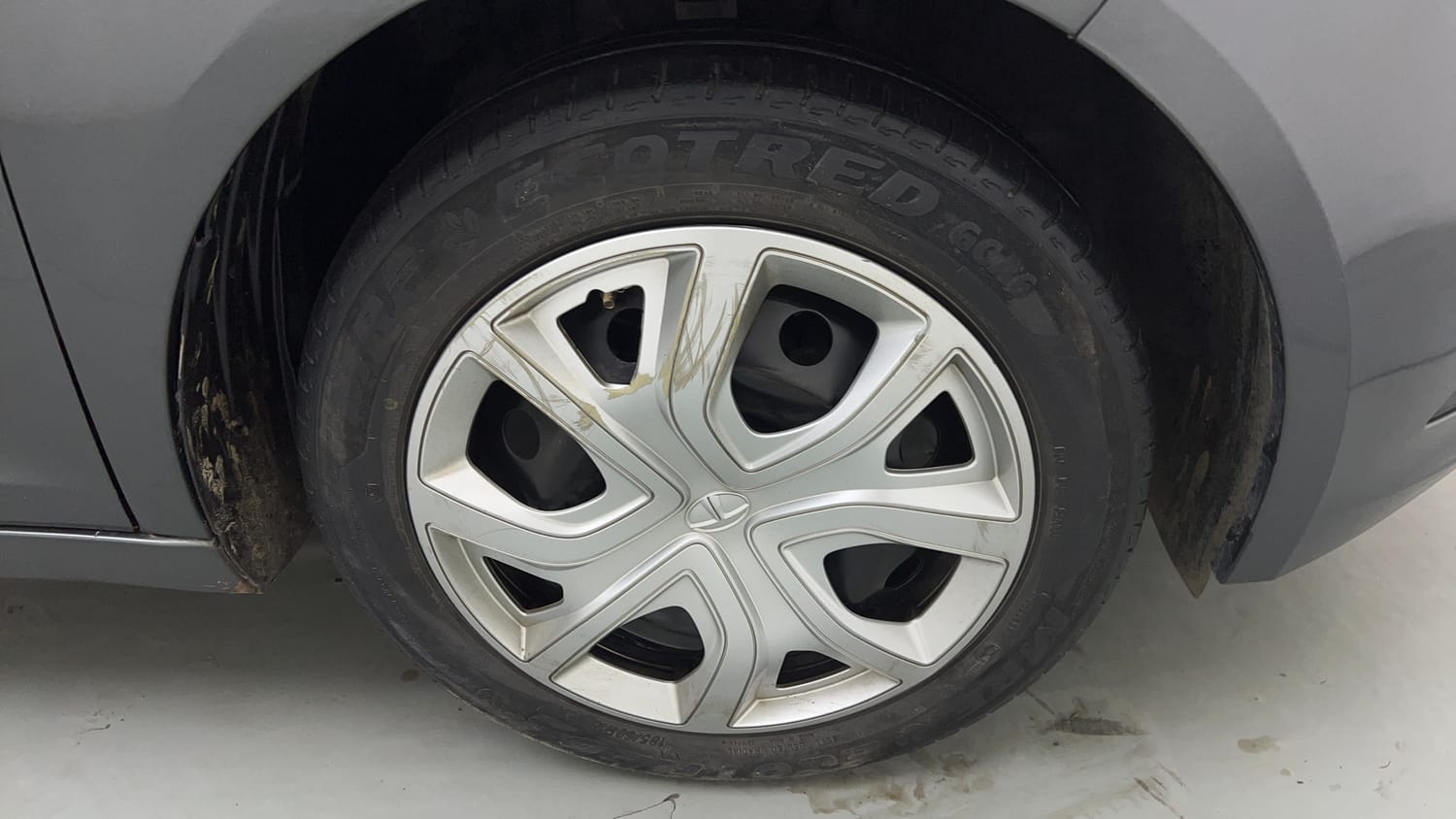Used 2023 Tata Altroz XT Petrol Petrol Manual tyres RIGHT FRONT TYRE RIM VIEW