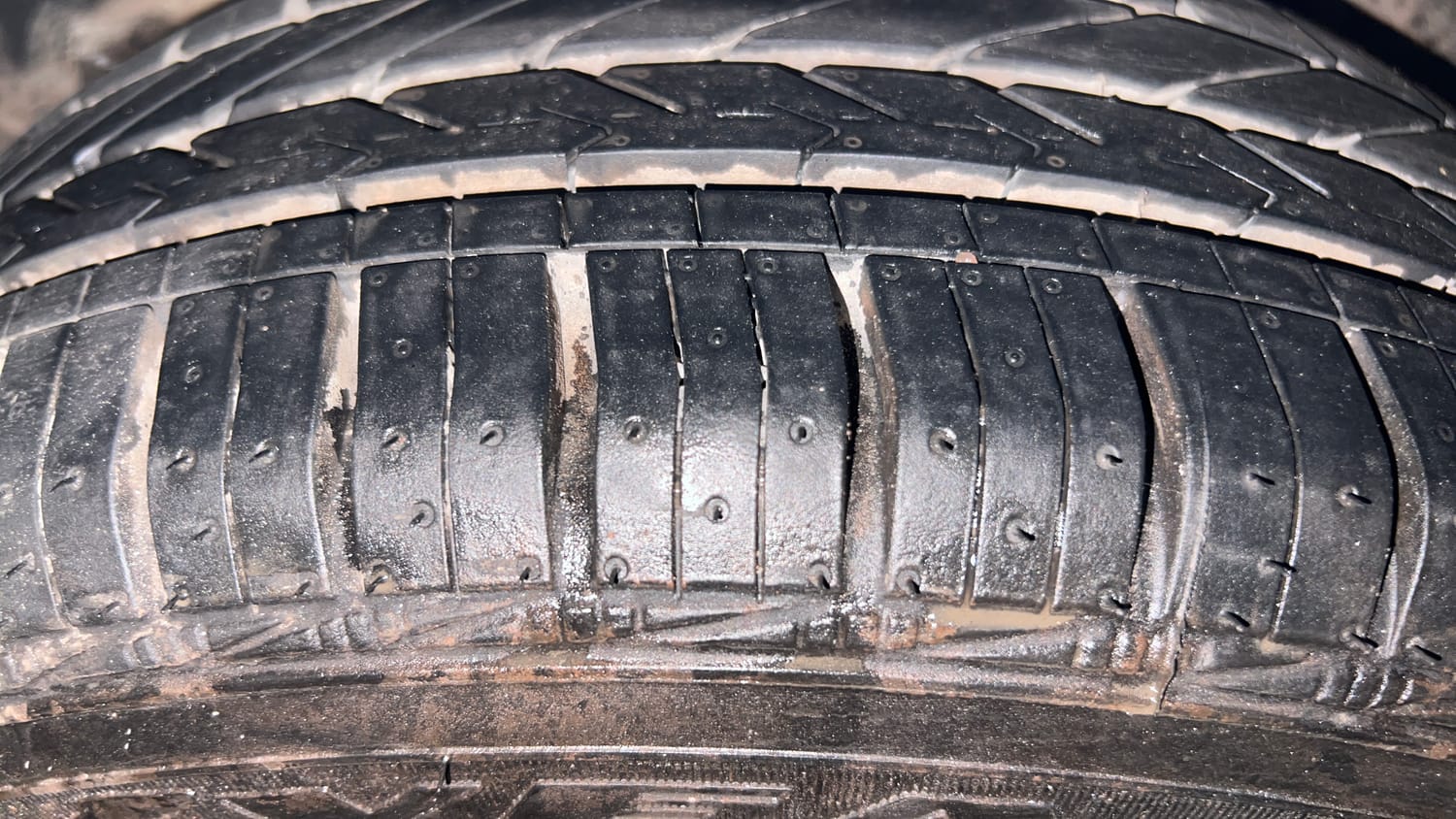 Used 2017 Ford Figo Titanium 1.5 Ti-VCT AT Petrol Automatic tyres LEFT REAR TYRE TREAD VIEW