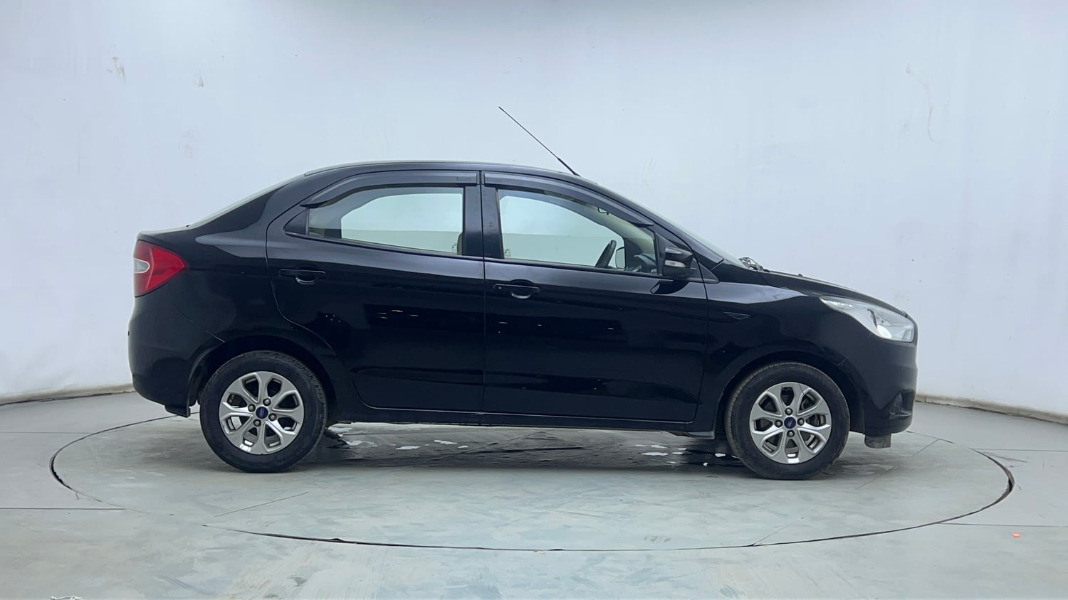 Used 2017 Ford Figo Aspire Titanium 1.2 Ti-VCT Petrol Manual exterior RIGHT SIDE VIEW