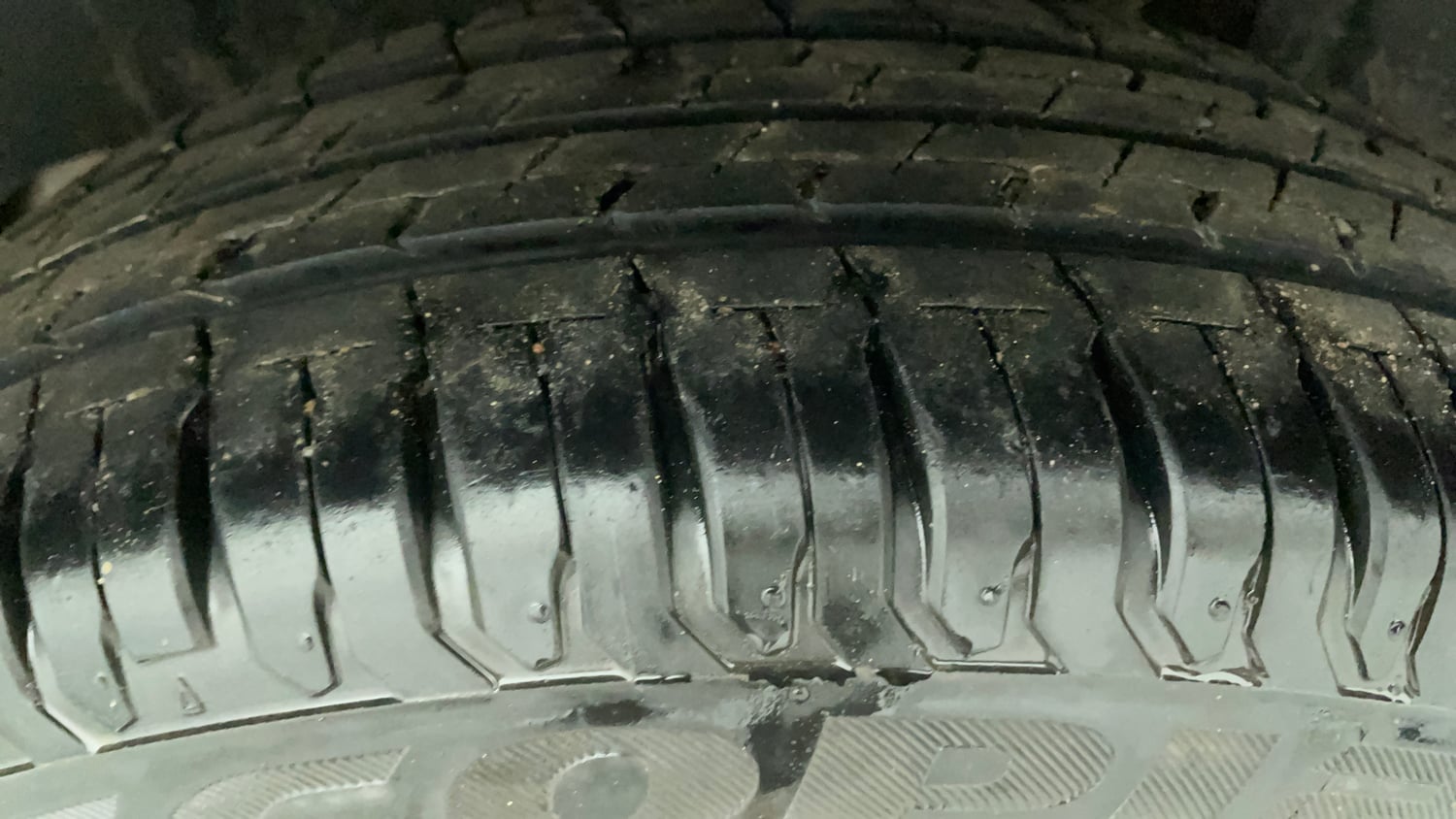 Used 2022 Maruti Suzuki Ertiga ZXi AT Petrol Automatic tyres LEFT REAR TYRE TREAD VIEW