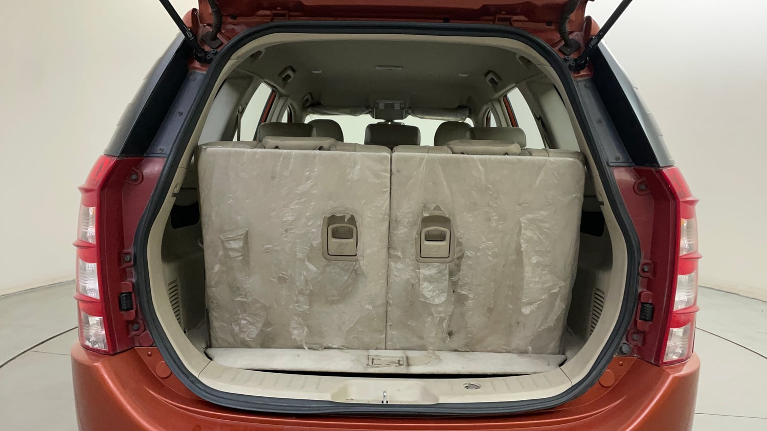 Used 2016 Mahindra XUV500 W8 AT Diesel Automatic interior DICKY INSIDE VIEW