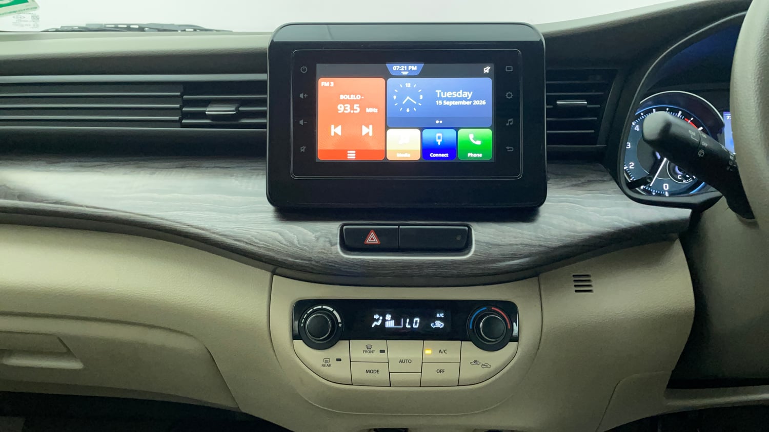Used 2022 Maruti Suzuki Ertiga ZXi AT Petrol Automatic interior MUSIC SYSTEM & AC CONTROL VIEW