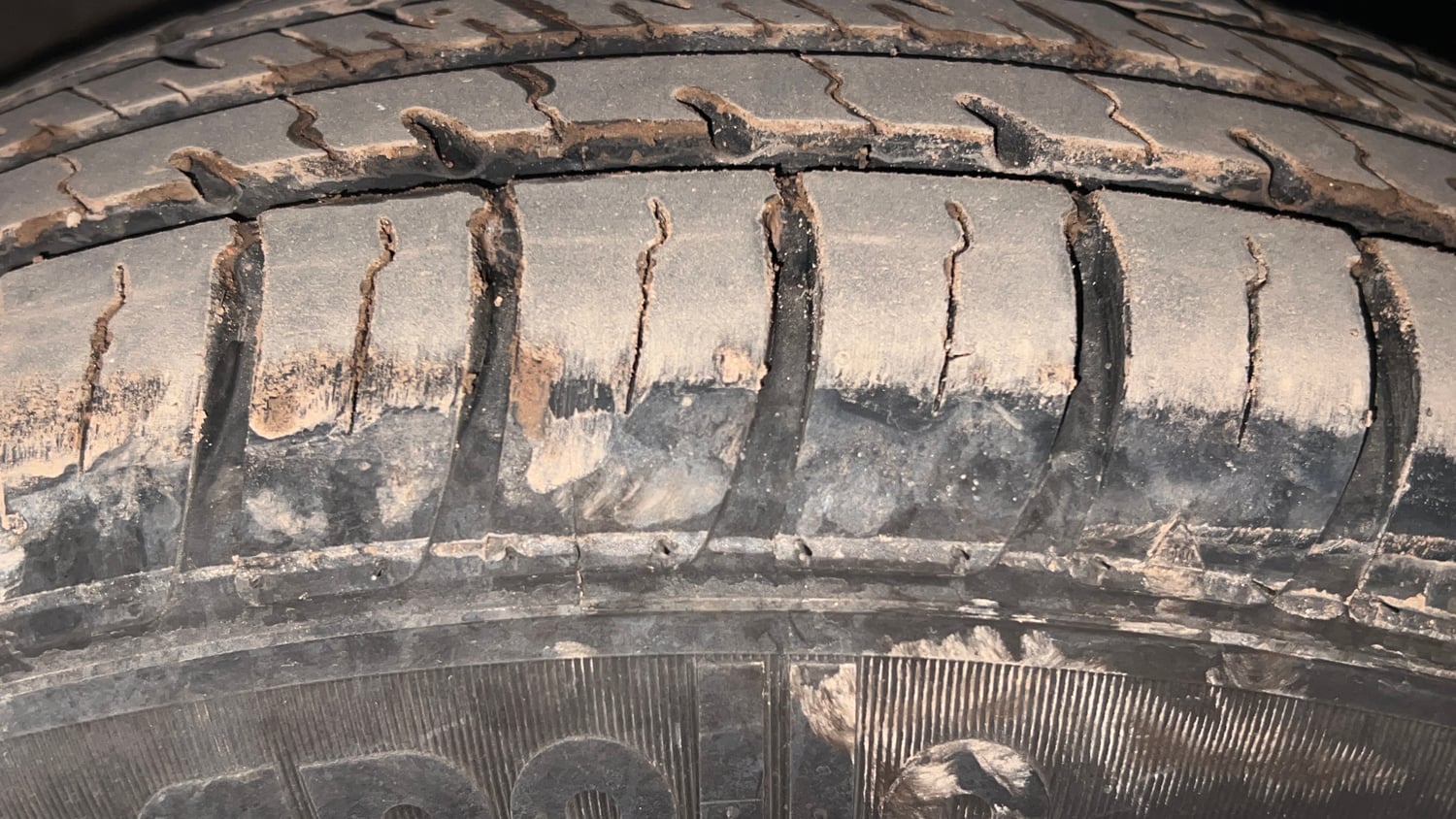 Used 2023 Maruti Suzuki Swift VXi Petrol Manual tyres RIGHT FRONT TYRE TREAD VIEW