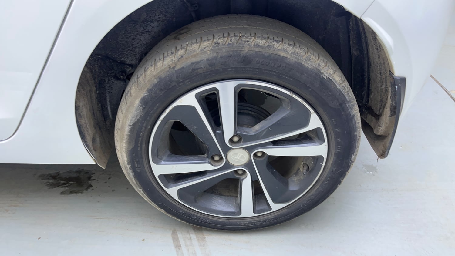 Used 2022 Tata Altroz XZ Petrol Petrol Manual tyres LEFT REAR TYRE RIM VIEW