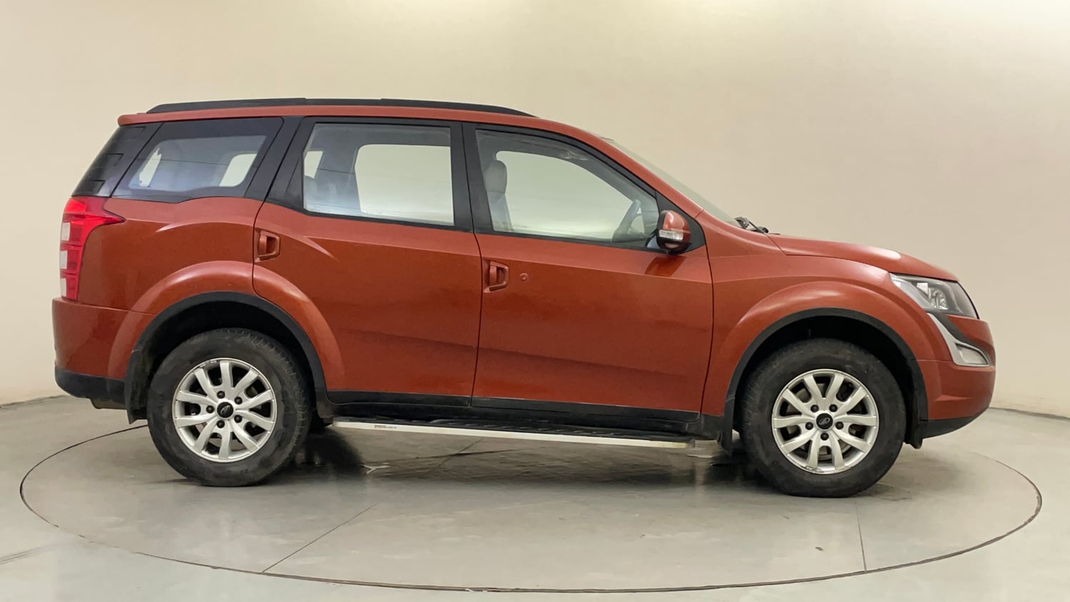 Used 2016 Mahindra XUV500 W8 AT Diesel Automatic exterior RIGHT SIDE VIEW
