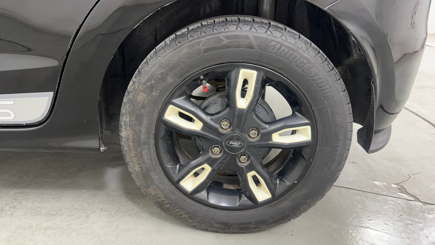 Used 2017 Ford Figo Titanium 1.2 Ti-VCT Petrol Manual tyres LEFT REAR TYRE RIM VIEW