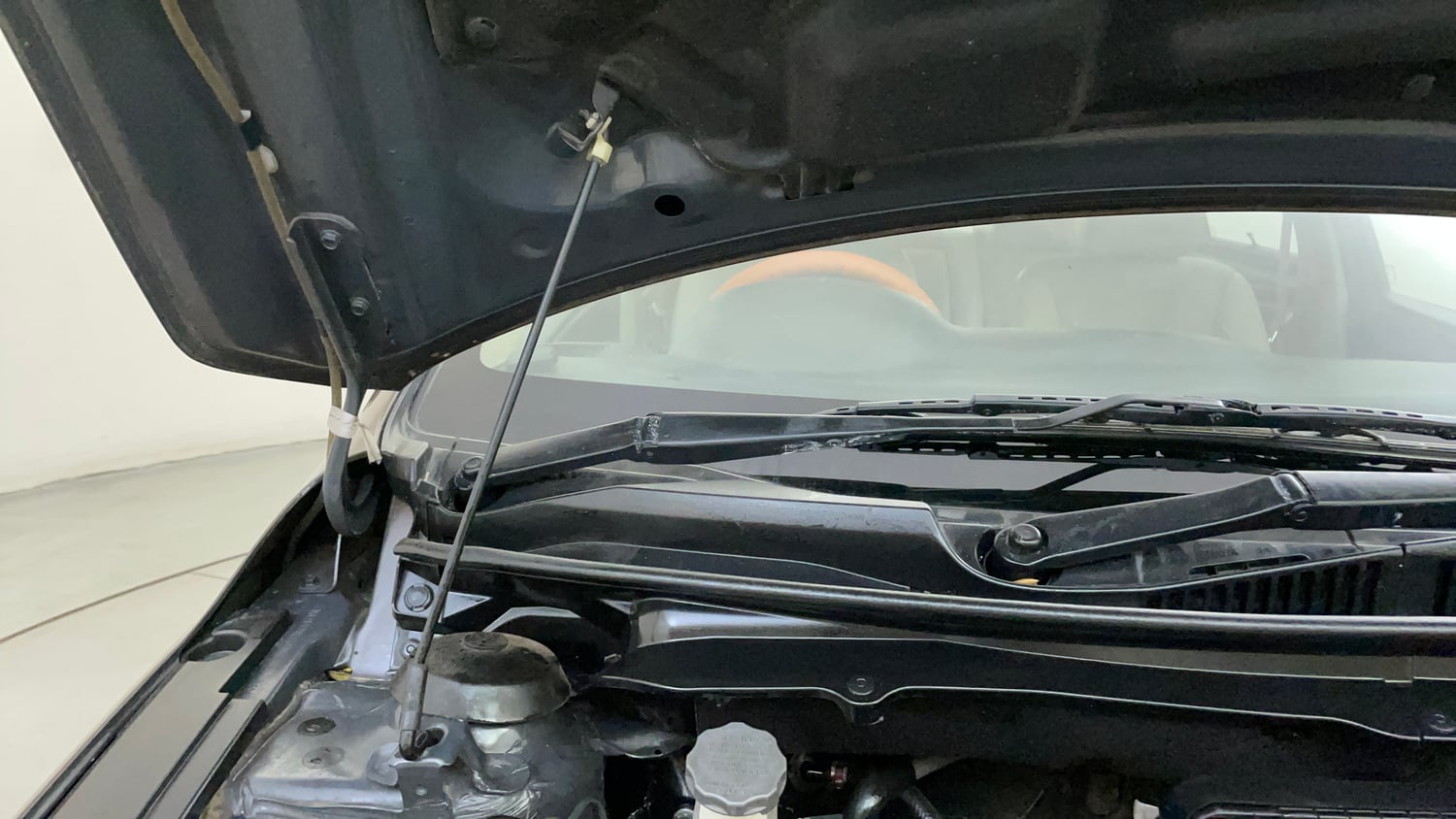 Used 2018 Maruti Suzuki Ciaz Zeta 1.4 AT Petrol Automatic engine ENGINE RIGHT SIDE HINGE & APRON VIEW