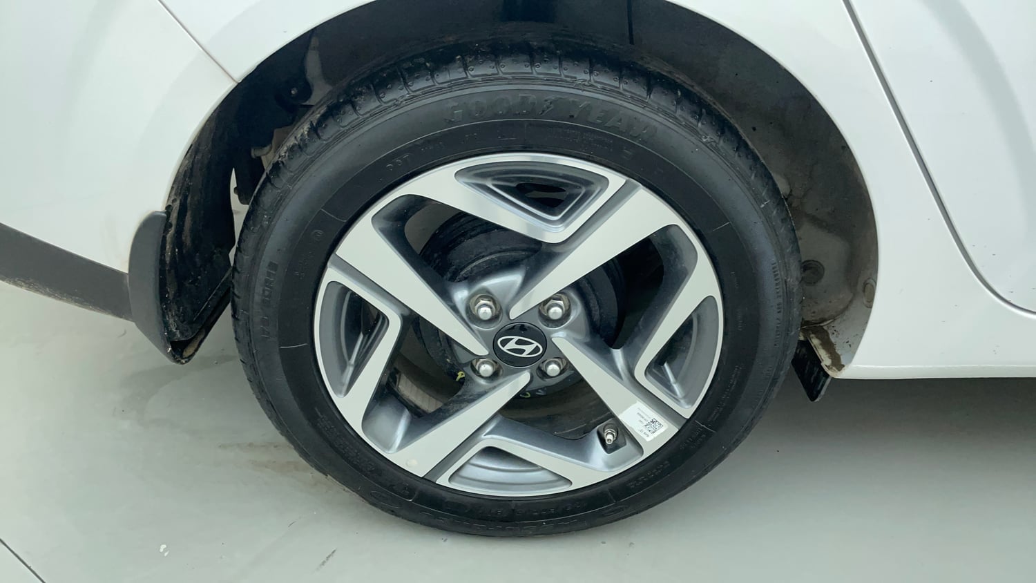 Used 2024 Hyundai Aura SX 1.2 (O) Petrol Petrol Manual tyres RIGHT REAR TYRE RIM VIEW