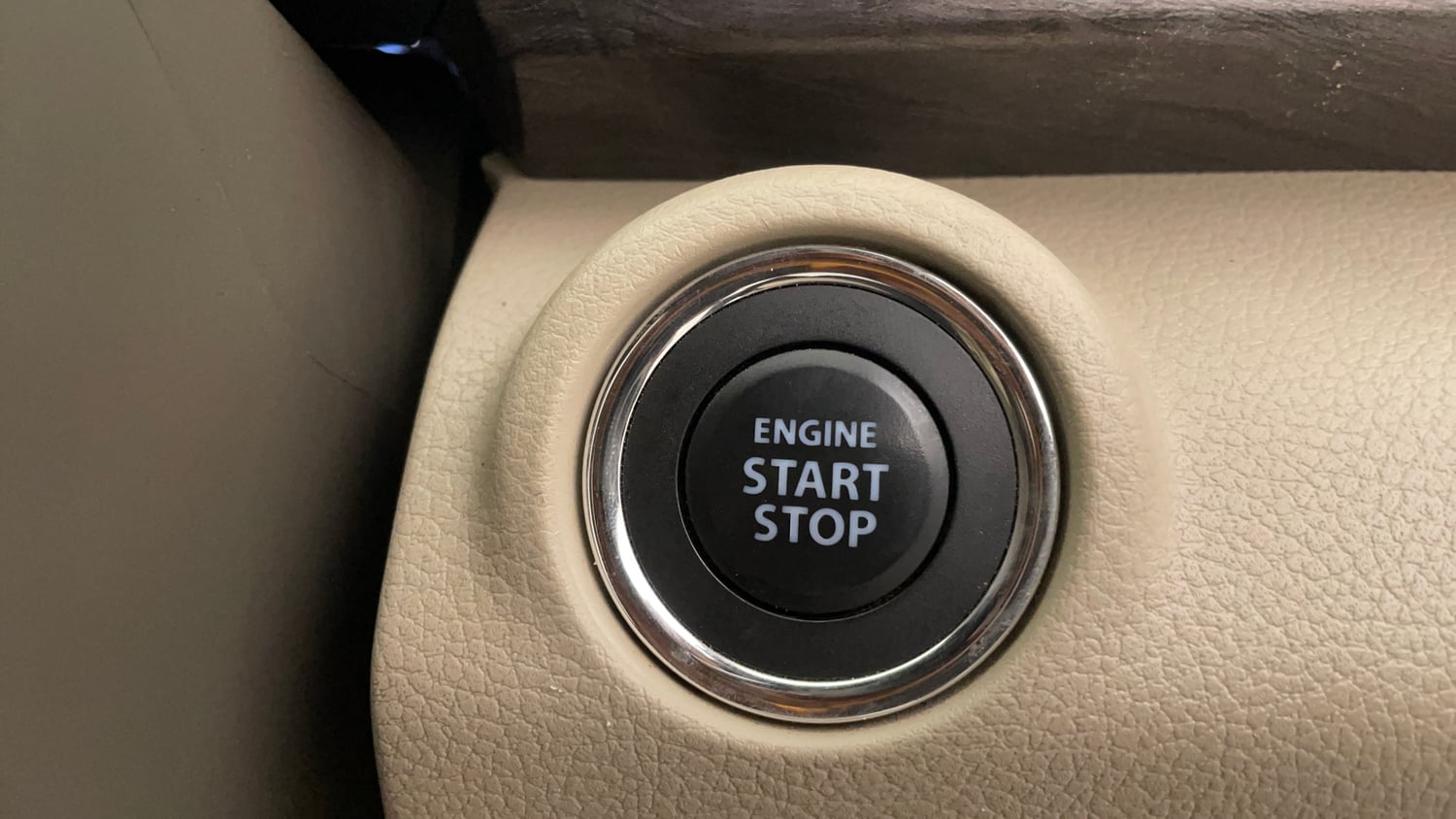 Used 2022 Maruti Suzuki Ertiga ZXi AT Petrol Automatic top_features Keyless start