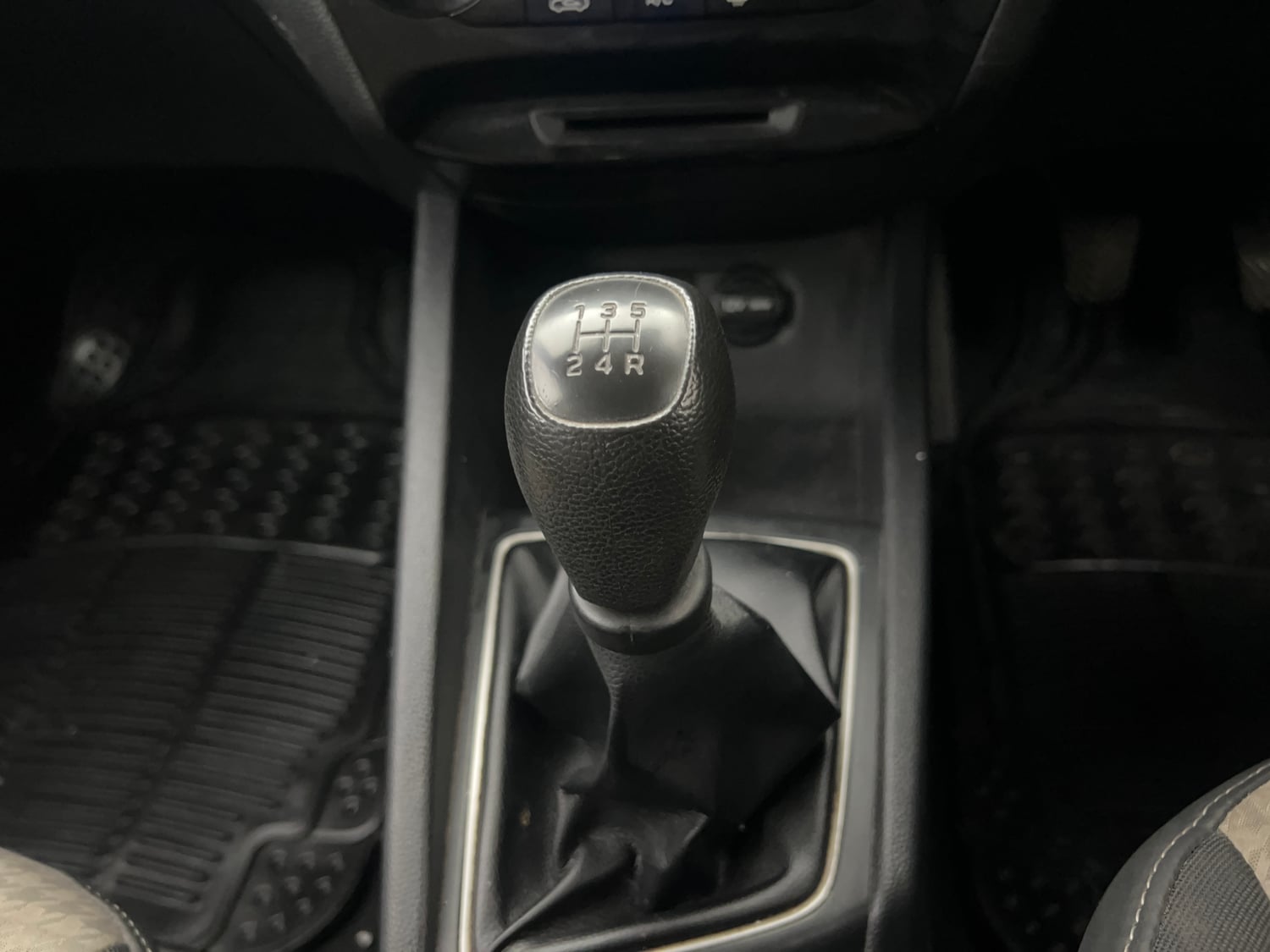 Used 2018 Hyundai Elite i20 Sportz 1.2 Petrol Manual interior GEAR  KNOB VIEW
