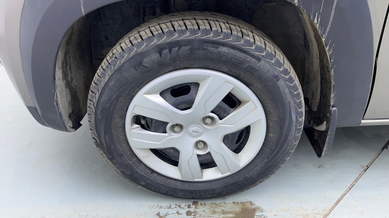 Used 2018 Renault Kwid 1.0 RXT AMT Petrol Automatic tyres LEFT FRONT TYRE RIM VIEW